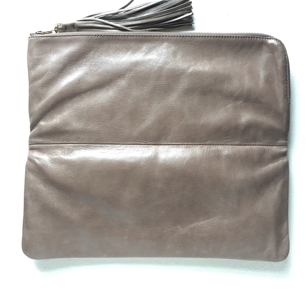 Hobo RAINE oversized leather clutch in ASH - Picture 5 of 8